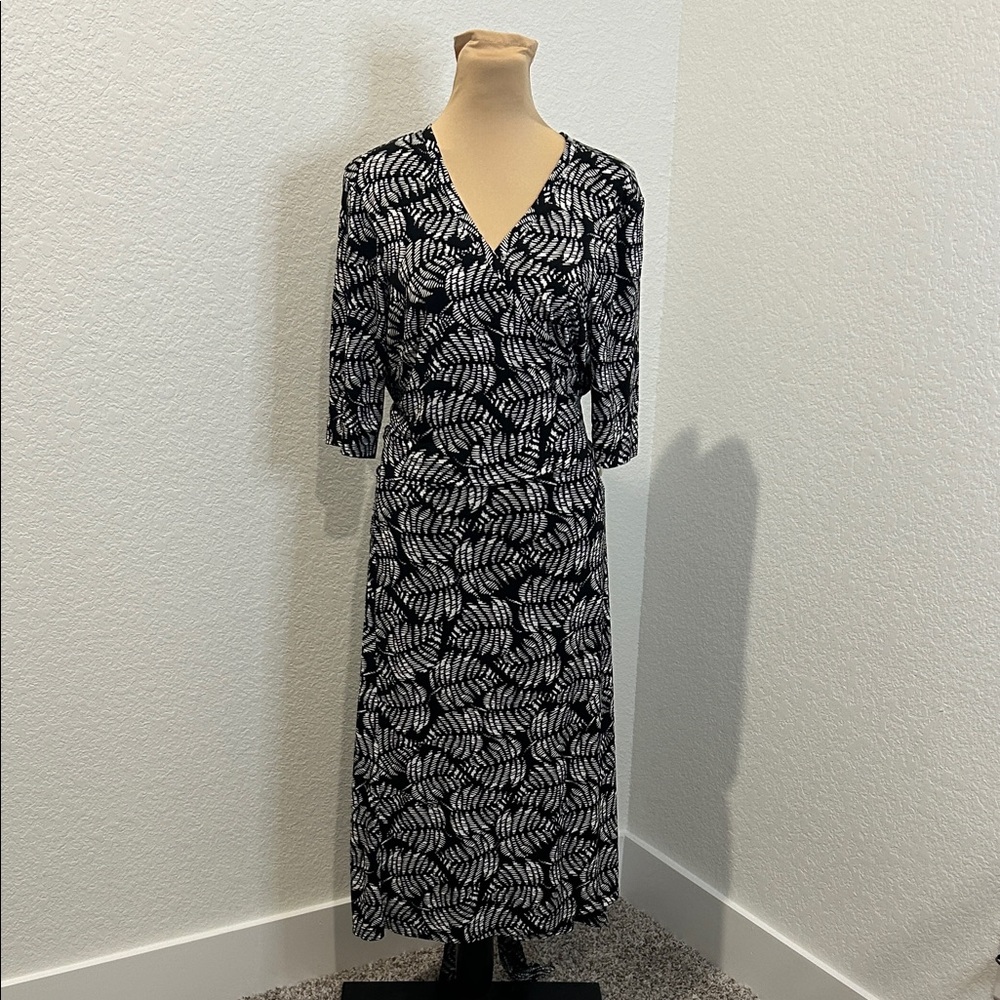 Daisy Fuentes Black & White Wrap Dress Size Large – Leaf Print Midi Dress